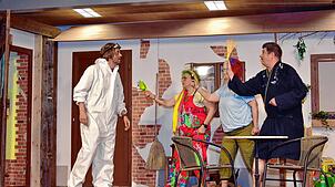 Streitgespräch auf der Theaterbühne: Klaus Klinkstier (Stefan Dorfmeister), Lisa (Petra Brogle) und das Ehepaar Markus und Bine (Horst ...