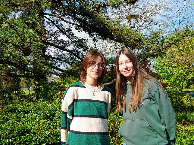 Schülerinnen des FriWös in Singen (links) Donjeta Brisa und (rechts) Kathryn Relling erklären, weshalb es wichtig ist, dass Jugendliche ...