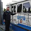 Thomas Biller, Erster Polizeihauptkommissar bei der Wasserschutzpolizei Konstanz, vor dem Einsatzboot. Journalisten ist es laut ...
