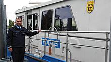 Thomas Biller, Erster Polizeihauptkommissar bei der Wasserschutzpolizei Konstanz, vor dem Einsatzboot. Journalisten ist es laut ...