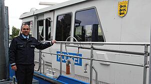 Thomas Biller, Erster Polizeihauptkommissar bei der Wasserschutzpolizei Konstanz, vor dem Einsatzboot. Journalisten ist es laut ...