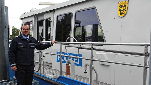 Thomas Biller, Erster Polizeihauptkommissar bei der Wasserschutzpolizei Konstanz, vor dem Einsatzboot. Journalisten ist es laut ...