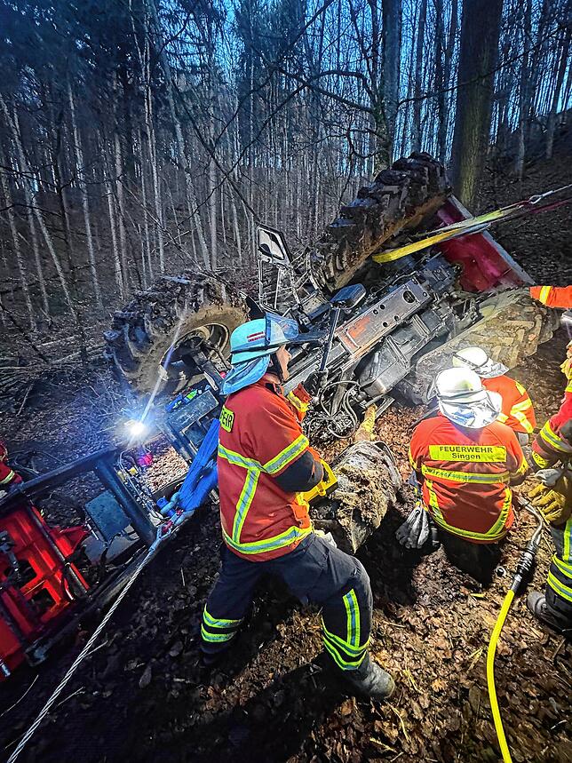 Aufgrund der schwer zugänglichen Lage musste die Feuerwehr Rettungsmaterial händisch an den Unfallort bringen.