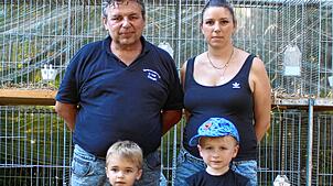 Die Öflinger Vereinsmeister 2025 Peter Wunderle und Daniela Grunwald (hinten) sowie die Jungzüchter Joris Müller und Ben Schlachter ...