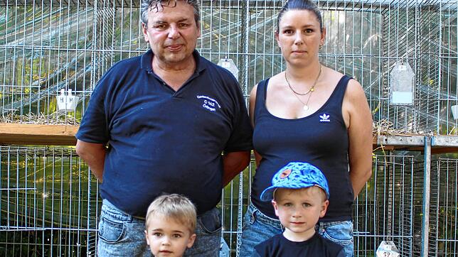 Die Öflinger Vereinsmeister 2025 Peter Wunderle und Daniela Grunwald (hinten) sowie die Jungzüchter Joris Müller und Ben Schlachter ...