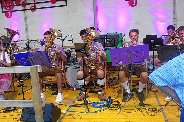 Bild 15: Musikkapelle, Bläserjugend und Gesangverein Hausen vor Wald feiern den Sommer mit hunderten Gästen