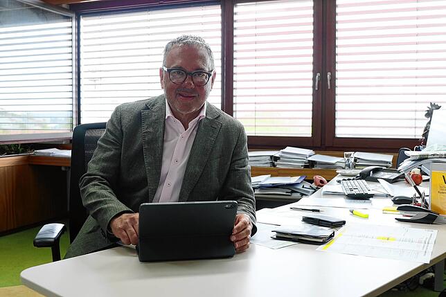 Als er sein Amt aufnahm, gab es noch Schreibmaschinen statt iPad: Hans-Peter Lehmann in seinem Büro im Rathaus Mühlhausen-Ehingen.