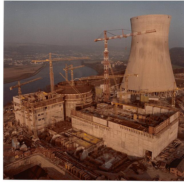 Das Kernkraftwerk Leibstadt ging nach mehrjähriger Bauzeit Ende 1984 in Betrieb. das Foto zeigt den Baufortschritt im Jahr 1981. Bild: ...