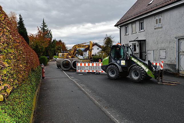 An dieser Baustelle in Eigeltingens Hauptstraße ist für eine Woche kein Vorbeikommen. Bild: Susanne Schön