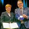 So sieht das Bundesverdienstkreuz am Bande aus: Ministerin Nicole Razavi &ndash; zuständig für Wohnen, Bauen und Denkmalpflege &ndash; ...
