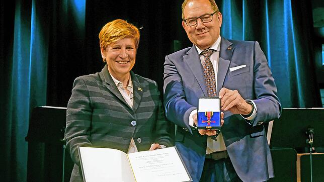 So sieht das Bundesverdienstkreuz am Bande aus: Ministerin Nicole Razavi &ndash; zuständig für Wohnen, Bauen und Denkmalpflege &ndash; ...