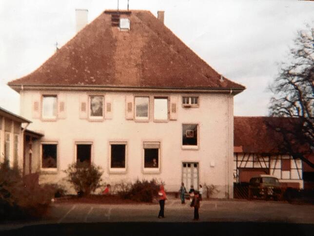 So sah die Schule in den 80er Jahren vor Neu- und Anbau aus.