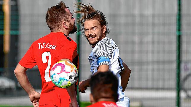 Vorfreude: Tammo Heinzler (rechts, gegen Patrick Schindler im Hinspiel) möchte auch das Rückspiel mit dem FC Tiengen 08 gewinnen.