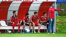 Da geht&lsquo;s lang: Trainer Jörg Ritter (rechts) und der FC Grießen greifen in der Relegation gegen den Bosporus FC Friedlingen nach ...