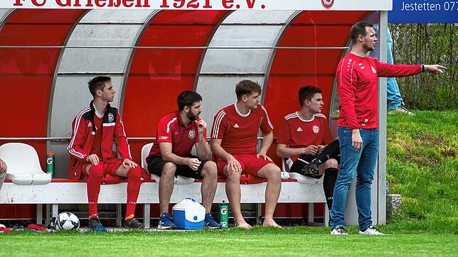 Da geht&lsquo;s lang: Trainer Jörg Ritter (rechts) und der FC Grießen greifen in der Relegation gegen den Bosporus FC Friedlingen nach ...