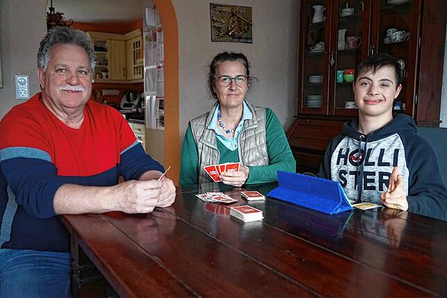 Leon (14) aus Waldshut hat das Down-Syndrom. Durch frühe Förderung kann er recht gut sprechen und schlägt seine Eltern Susanne und Kurt ...