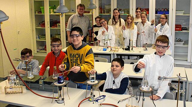 Diese Schüler der Klasse 6e des Nellenburg-Gymnasiums sind begeistert vom Experimentieren im Fach BNT (Fächerverbund Biologie, ...
