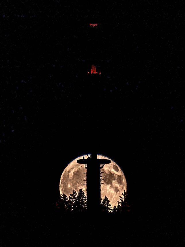 Ein Blick auf den aufgehenden, aber bereits nur noch leicht rosafarbenen Erdbeermond hinter dem Fürstenberg-Sendeturm.