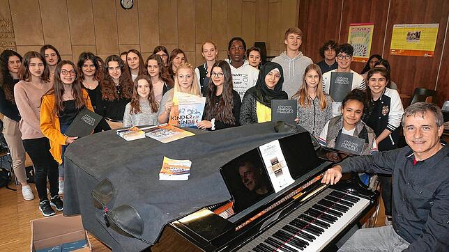 Proben für den großen Auftritt: Der Mittel- und Oberstufenchor des Klettgau Gymnasiums Tiengen unter der Leitung von Martin Umrath ...