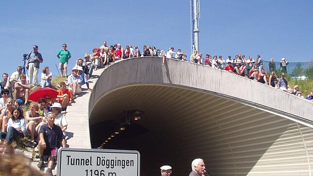 Ein großer Augenblick für Döggingen war nach zehnjähriger Bauzeit die Freigabe des B&nbsp;31-Tunnels mit einem Festakt am 23. Juli 2002.