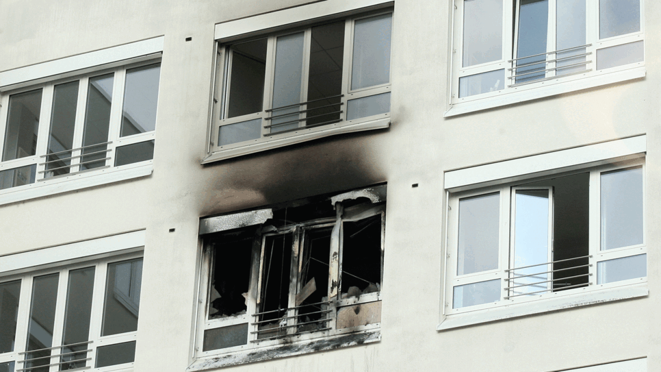 Bild : Blick auf Ebene G: So sah es am Konstanzer Klinikum kurz nach nach dem tödlichen Brand aus &ndash; und so heute