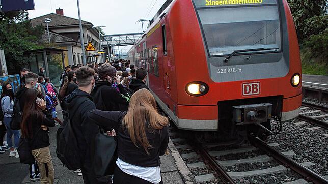 Ist dieser überfüllte Bahnsteig bald ein Bild der Vergangenheit? Die Deutsche Bahn kündigt an, zusätzliche Busse für Pendler und Schüler ...