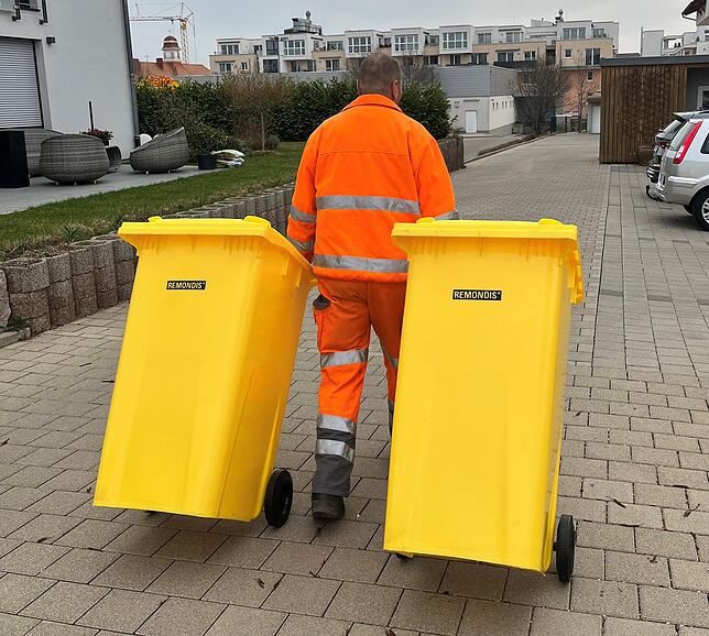 Rainer Burkard von der Firma Remondis liefert im März 2022 gelbe Tonnen an ein Wohnhaus in Villingen. Die Menge an Verpackungsmüll ist ...