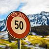 Tempo 50, das gilt in der Schweiz generell innerorts. Wer schneller unterwegs ist, muss tief in den Geldbeutel greifen.