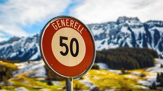 Tempo 50, das gilt in der Schweiz generell innerorts. Wer schneller unterwegs ist, muss tief in den Geldbeutel greifen.