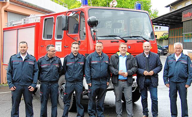 Vor dem Fahrzeug (von links): Kommandant Mario Dutzi, Daniel Härter, Tim Stübing und Heiko Bismarck (Feuerwehr Engelsbrand), Thomas ...