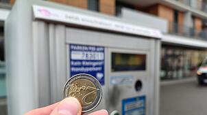 An den Parkautomaten der Stadt Radolfzell – hier in der Markthallenstraße -müssen seit 2024 auch an Sonn- und Feiertagen Parktickets ...