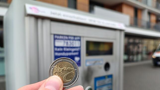 An den Parkautomaten der Stadt Radolfzell – hier in der Markthallenstraße -müssen seit 2024 auch an Sonn- und Feiertagen Parktickets ...