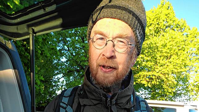Jürgen Schumann zeigt die Merkmale heimischer Vögel. Foto: Heidrun Simoneit