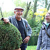 Ein Garten muss Freude machen. Manfred Siegwarth vermittelt das Redakteurin Jacqueline Weiß in seinem Schaugarten in Bohlingen. Er ist ...