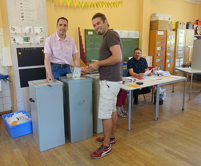 Benjamin Krolitzki (37) setzte bei der Gemeinderatswahl auf Themen, bei der Kreistagswahl auf eine bestimmte Partei. Die Wahlhelfer ...
