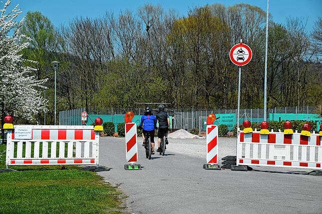 Die Sperrung am Sportplatz Bodman lässt nur Radfahrer und Fußgängern Platz.