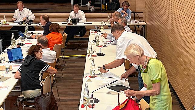 Die Stadträte Dirk Diestel und Kristin Müller-Hausser von der BÜB+ packen ihre Sachen bereits nach dem vierten Tagesordnungspunkt der ...