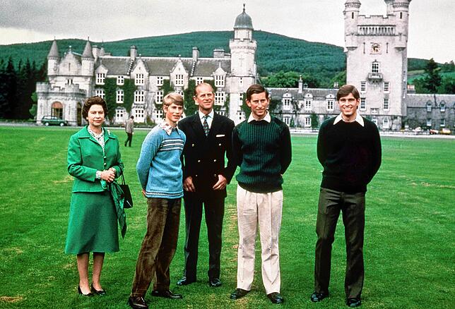 Königin Elizabeth II., Prinz Edward, Prinz Philip, Prinz Charles und Prinz Andrew im November 1979 vor Schloss Balmoral in Schottland.