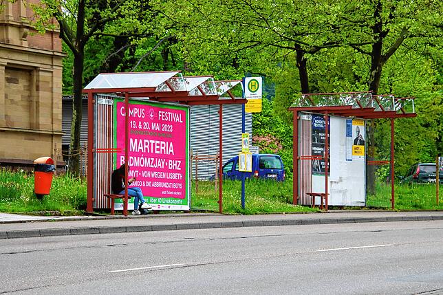 An der Bushaltestelle an der Grundschule herrscht gähnende Leere.
