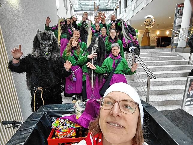 Kleines Selfie gefällig? Die Berghexen mit unserer Redakteurin Melanie Völk in der Sparkasse.