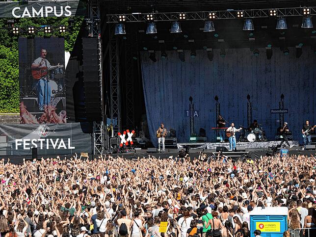 Ein früher Höhepunkt für tausende begeisterte Besucher: Die Band Kaffkiez auf der Charivari genannten Hauptbühne des Campus-Festivals.