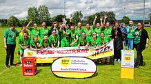 So sehen Sieger aus: Der FC Furtwangen 07 feiert den Bezirkspokalsieg.