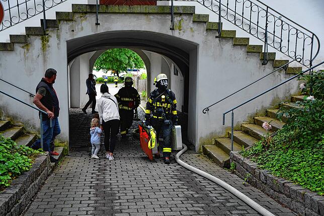 Die Wehrleute aus Immenstaad unterstützen die Löscharbeiten mit einer Leitung durch das Rathaustor vom Bodensee aus.