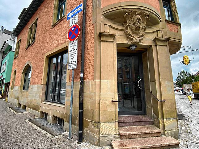 Einst Apotheke, später Bankhaus – jetzt leer: Trist wirkt dieses Ladengeschäft am Ende der Niederen Straße.