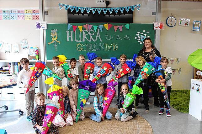 Vollbepackt mit ihren Schulranzen und Schultüten kamen die Kinder der Klasse 1a der Mühlinger Grundschule an ihrem ersten Schultag in ...
