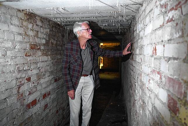Stadtführer Willy Riegger kann mit seinen 1,90 Metern im Tunnel unter der Kaiserstraße kaum aufrecht stehen. Der 20 Meter breite ...