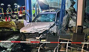 Dieses Bild von dem spektakulären Unfall in St. Georgen stellt das Polizeipräsidium Konstanz zur Verfügung. Das Foto zeigt das ganze ...