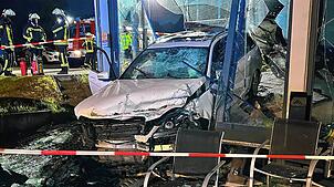 Dieses Bild von dem spektakulären Unfall in St. Georgen stellt das Polizeipräsidium Konstanz zur Verfügung. Das Foto zeigt das ganze ...