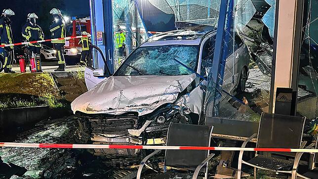 Dieses Bild von dem spektakulären Unfall in St. Georgen stellt das Polizeipräsidium Konstanz zur Verfügung. Das Foto zeigt das ganze ...