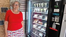 Betreiberin Angela Heinzelmann steht vor dem Automaten in der Garage an der Steingrube in Pfullendorf.